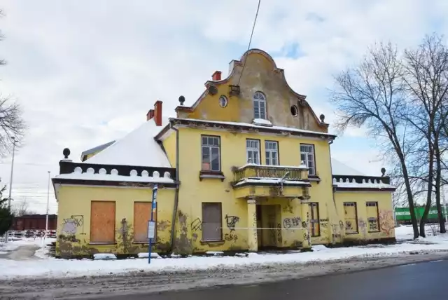 Dworzec kolejowy w Sławkowie jest zamknięty. Miasto chce go przejąć od kolei i zagospodarować

Zobacz kolejne zdjęcia/plansze. Przesuwaj zdjęcia w prawo naciśnij strzałkę lub przycisk NASTĘPNE