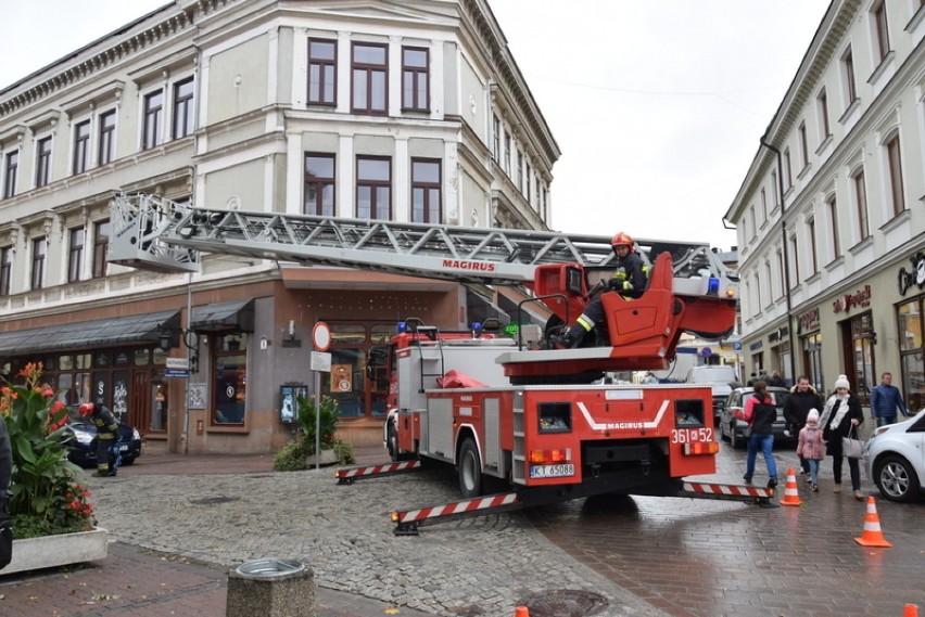 Zobacz, czym jeżdżą do pożarów i wypadków strażacy zawodowi w Tarnowie! Posiadają nawet poduszkowiec