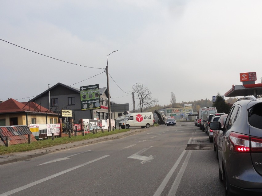 Remonty na drodze nr 211 w Kartuzach sparaliżowały dziś ruch w stolicy powiatu ZDJĘCIA, WIDEO