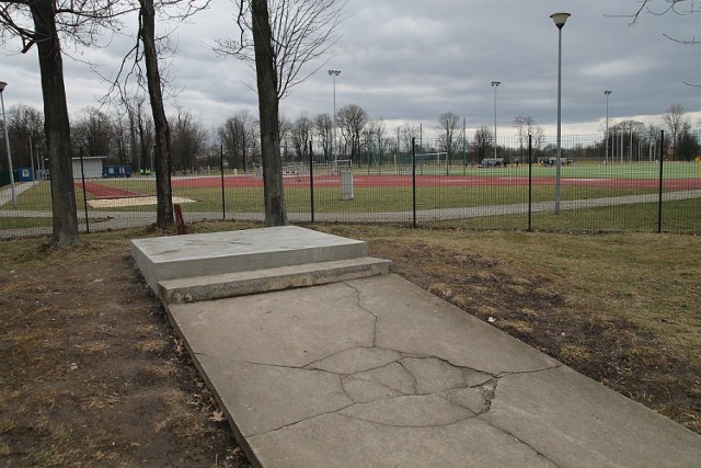 Zdemontowany obelisk poświęcony oficerom Korpusu Bezpieczeństwa Wewnętrznego w Legnicy