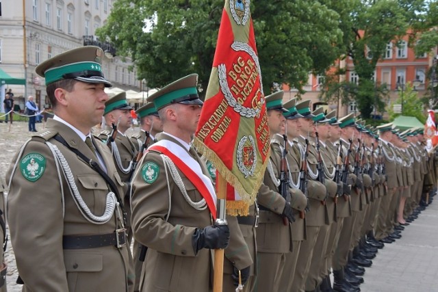 27 lat temu powstała Straż Graniczna. Z okazji tej rocznicy uroczystości odbyły się w Kalwarii Pacławskiej oraz w Rynku w Przemyślu. Ważnym momentem było odczytanie aktu nadania oraz wręczenie sztandaru NSZZ FSG przy Bieszczadzkim Oddziale SG.

