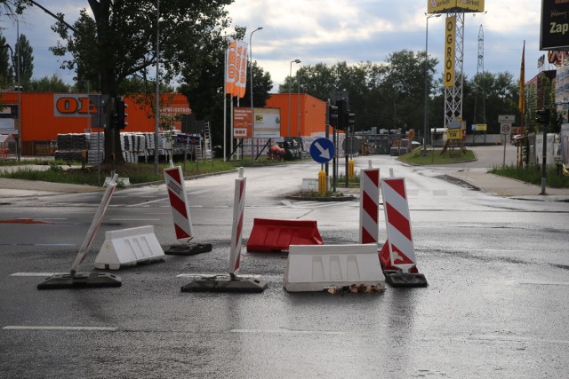 Tak prezentuje się "rondo" na Zagnańskiej. Wielkie zamieszanie sprawie to, ze zapomniano o oznakowaniu pionowym.