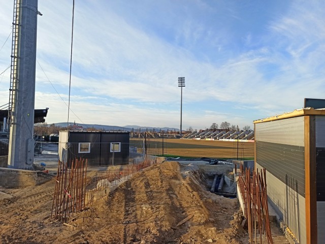 Już pierwszy rzut oka na stadion Sandecji pozwala wysnuć wniosek, że to, iż klub z Kilińskiego gra w ogóle u siebie, jest sporym sukcesem