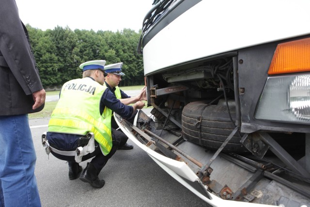 KPP w Bolesławcu 
Bolesławiec, ul. Modłowa 8 
47 873 32 70
po wcześniejszym zgłoszeniu telefonicznym

KPP w Dzierżoniowie 
Dzierżoniów, ul Kolejowa (zatoka
parkingowa)
47 875 48 10, 47 875 42 20
w godz. 6:00-22:00
po wcześniejszym zgłoszeniu

KPP w Górze 
Góra, ul. Wrocławska (parking ORLEN) 47 872 82 00
47 872 82 18
całodobowo po wcześniejszym zgłoszeniu
telefonicznym

KPP w Głogowie 
Głogów, ul. Piłsudskiego 15-19 (parking
pomiędzy stacją Moya, a Galerią Glogovia)
47 874 22 32
47 874 22 31
po wcześniejszym zgłoszeniu telefonicznym

KPP w Jaworze 
Jawor, ul. Kuziennicza (parking) 47 874 52 45
w godz. 7:00-8:00
po wcześniejszym zgłoszeniu telefonicznym