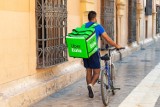 Dostawcy jedzenia na celowniku UOKiK. Uber Eats, Glovo i Wolt pobierają zbyt wysokie prowizje?