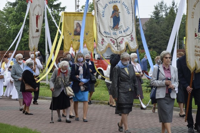 Po mszy o godz. 11 rozpoczęła się procesja z okazji święta Bożego Ciała w Parafii Niepokalanego Serca Najświętszej Marii Panny na osiedlu Widok. Po mszy wierni ruszyli z procesją do czterech stacji rozstawionych wokół kościoła. W procesji wzięły udział setki mieszkańców osiedla i okolic.