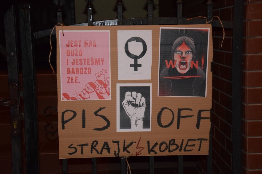 Protest w Nowym Dworze Gdańskim. Protestujący zebrali się pod siedzibą PiS