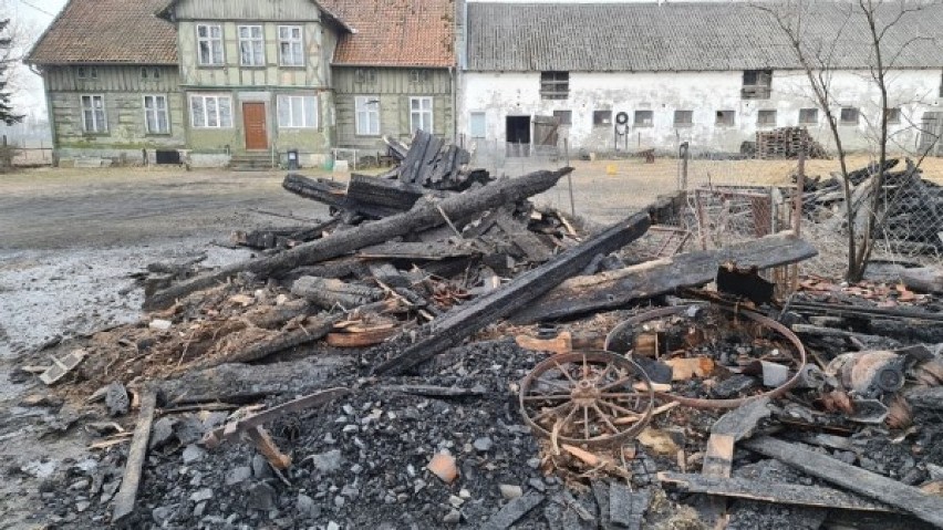 Lubieszewo: Tragiczny w skutkach pożar. Trwa zbiórka na odbudowę spichlerza i jedzenie dla koni