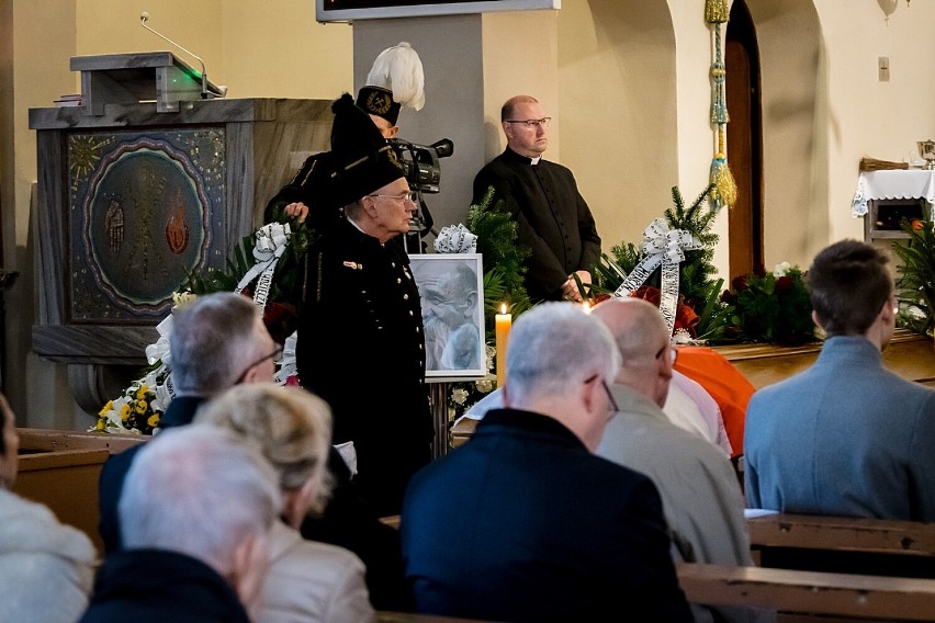 Szczawno-Zdrój: Uroczystość pogrzebowa Idziego Gagatka, zasłużonego górnika, ikony wałbrzyskiej "Solidarności" (ZDJĘCIA)