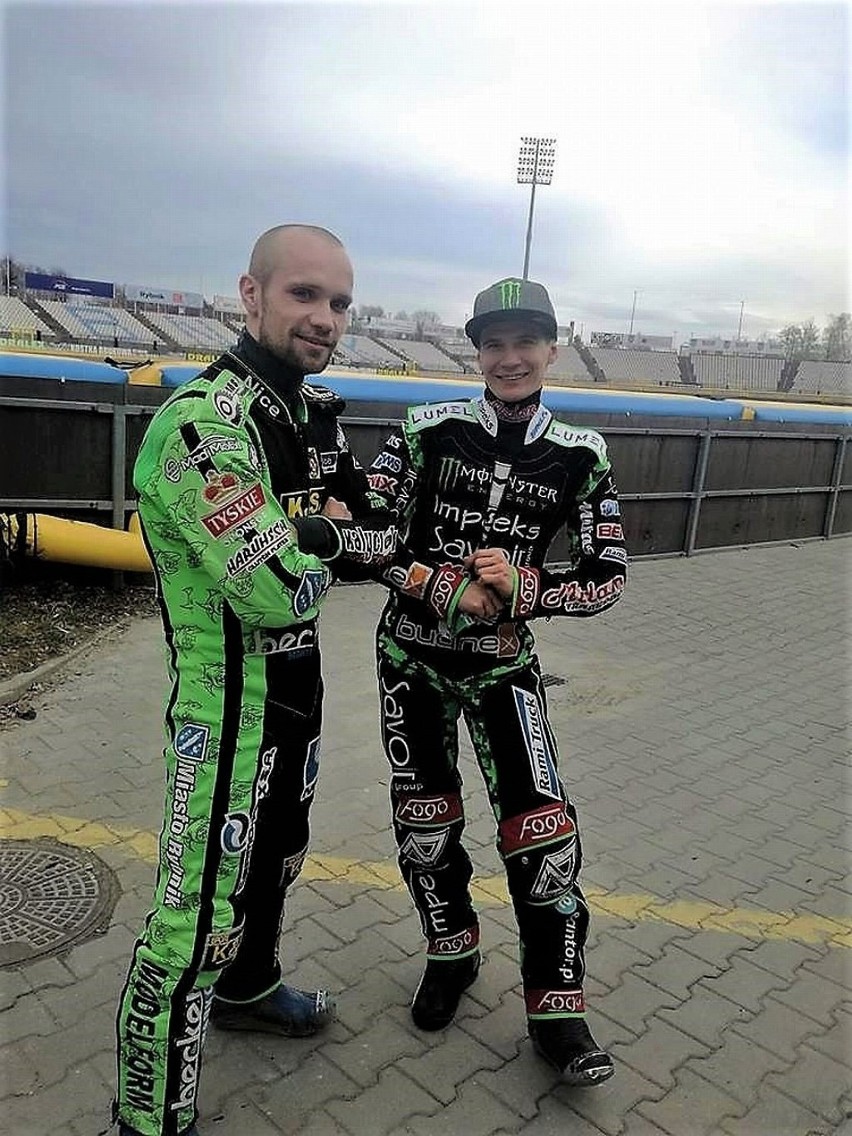 Patryk Dudek (po prawej) z Mateuszem Szczepaniakiem (ROW...