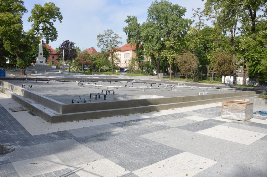 Fontanna w parku Słowiańskim. Opóźnia się dostawa granitu do zakończenia prac