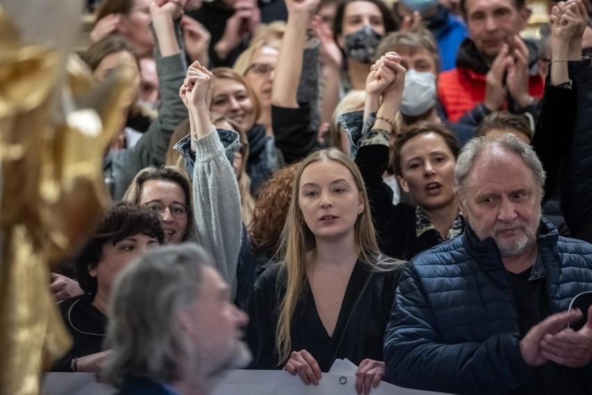 Murem za dyrektorem stanęli aktorzy pracownicy teatru