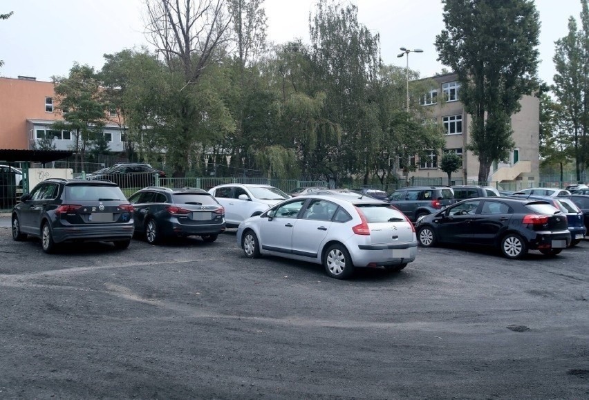 Jest szansa na tymczasowy parking na działce przy ulicy Hożej. Mieszkańcy otrzymają pozwolenie? 