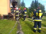 50 strażaków walczyło z pożarem trawiącym dom w Lipinkach