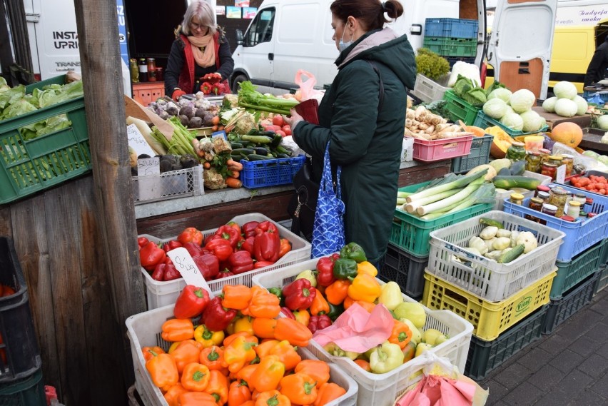 Rynek miejski w Pruszczu Gdańskim. Warzywa, owoce, kwiaty - zobacz, co pojawiło się na straganach |ZDJĘCIA