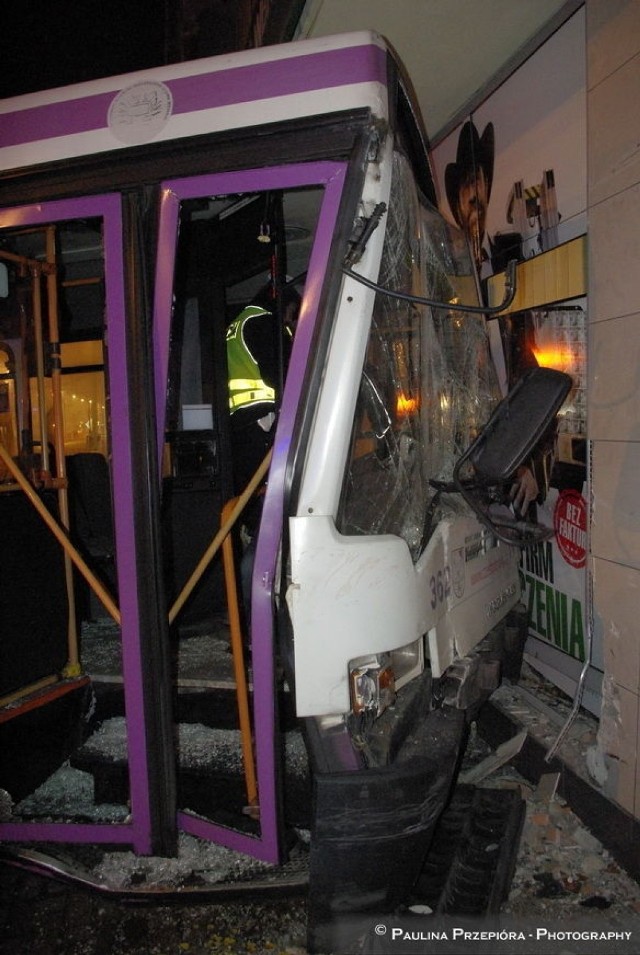 Autobus minął skrzyżowanie z Aleją NMP i gdy zbliżał się do domu towarowego &quot;Centrum&quot;, prawdobodobnie zablokowały mu się hamulce. 
Fot. Paulina Przepi&oacute;ra