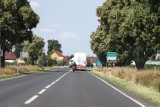 Budowa ważnej ścieżki rowerowej od Leszna do Lasocic wzdłuż krajowej drogi numer 12 jest zagrożona. Inwestycja miała ruszyć po wakacjach