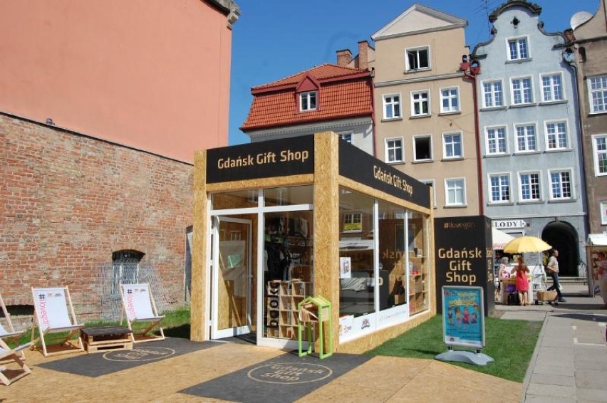 Gdańsk chce mieć nowe meble miejskie. Ich prototypy stanęły na skwerku przy Bazylice Mariackiej