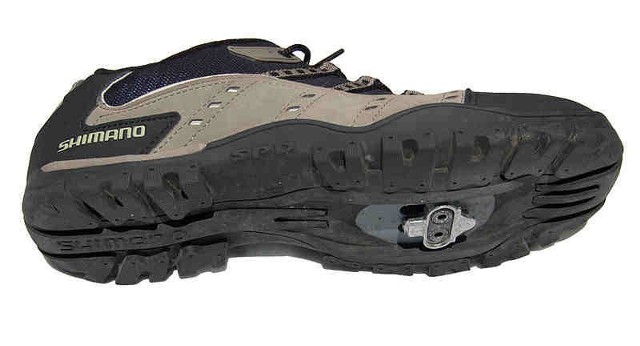 Źródło: http://commons.wikimedia.org/wiki/File:Shimano_MT31_shoe_with_SH56_cleat-Profile.jpg