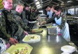 Wojskowi kucharze czekają na żołnierzy