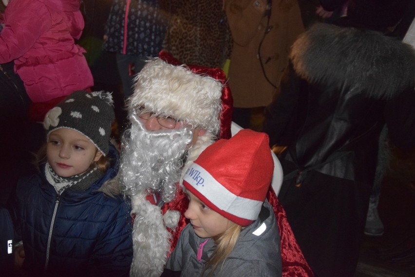 KOŹMIN: Św. Mikołaj odwiedził dzieci na Starym Rynku [ZDJĘCIA]  