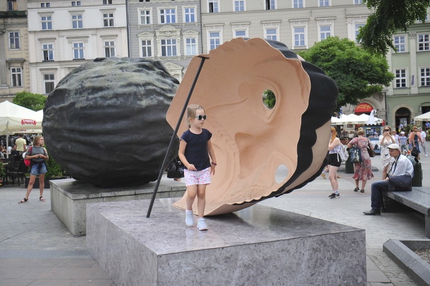 Rzeźba reklamująca "Dom z papieru" na Rynku Głównym w...