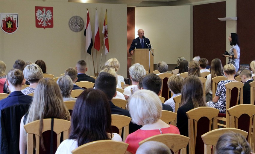 W grudziądzkim ratuszu nagrodzono uczniów podstawówek,...