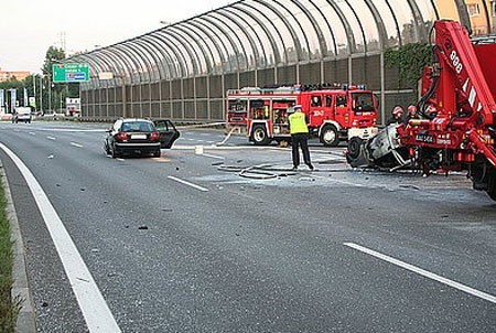 Katowice: Wypadek pod rondem. Jedno auto dachowało. Wybuchł pożar