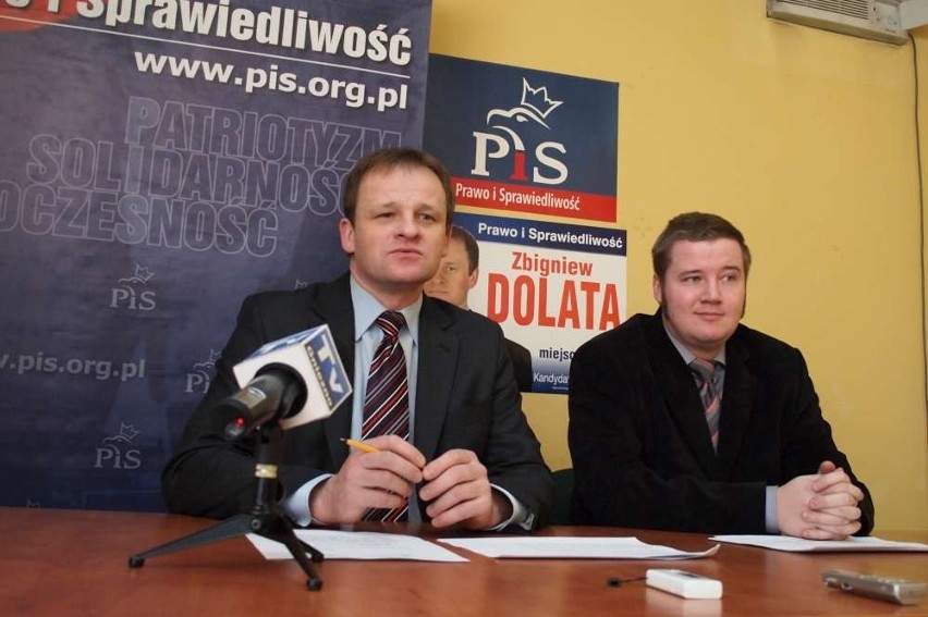 Zbigniew Dolata (PiS) z asystentem w swoim biurze.