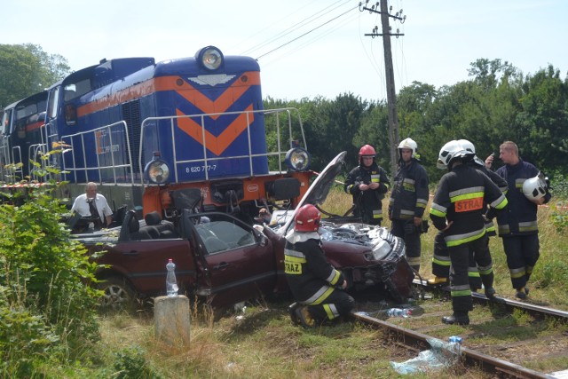 Wypadek zderzenie pociągu z samochodem na przejeździe kolejowym w Garczegorzu. Jedna osoba nie żyje