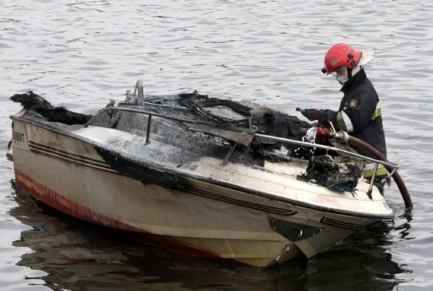 W gdyńskiej marinie paliła się łódka, na której przebywały trzy osoby. Poszkodowana jest dziewczynka