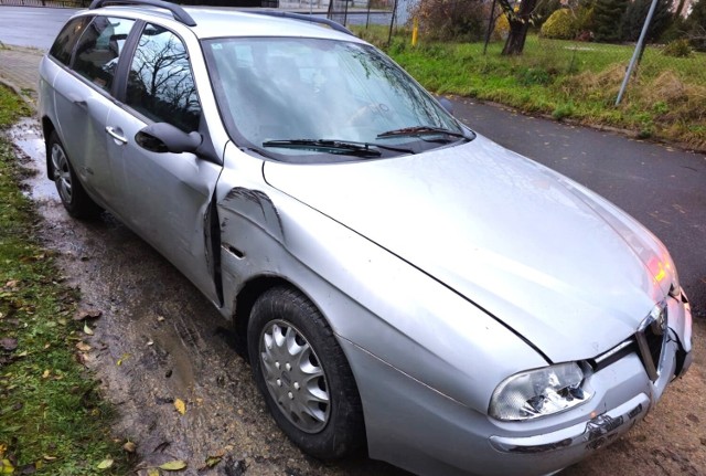 Uszkodzony alfa romeo, którego kierowca, 27-letni obywatel Mołdawii spowodował kolizję w Bobrku