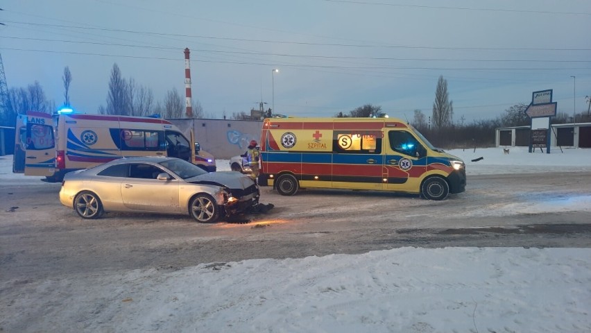 Gniezno. Wypadek na ulicy Lednickiej. Trzy osoby są poszkodowane