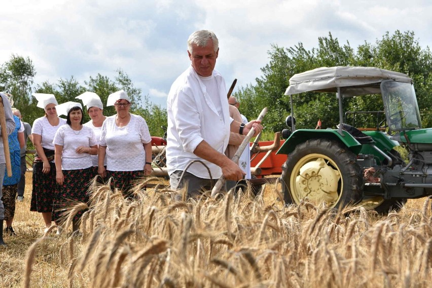 Powiatowy Festiwal Żniwny w Lubojnie przyciągnął miłośników...