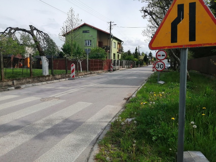 Chodnik przy ulicy Kołłątaja w Zduńskiej Woli Karsznicach. Będzie ciąg dalszy ZDJĘCIA
