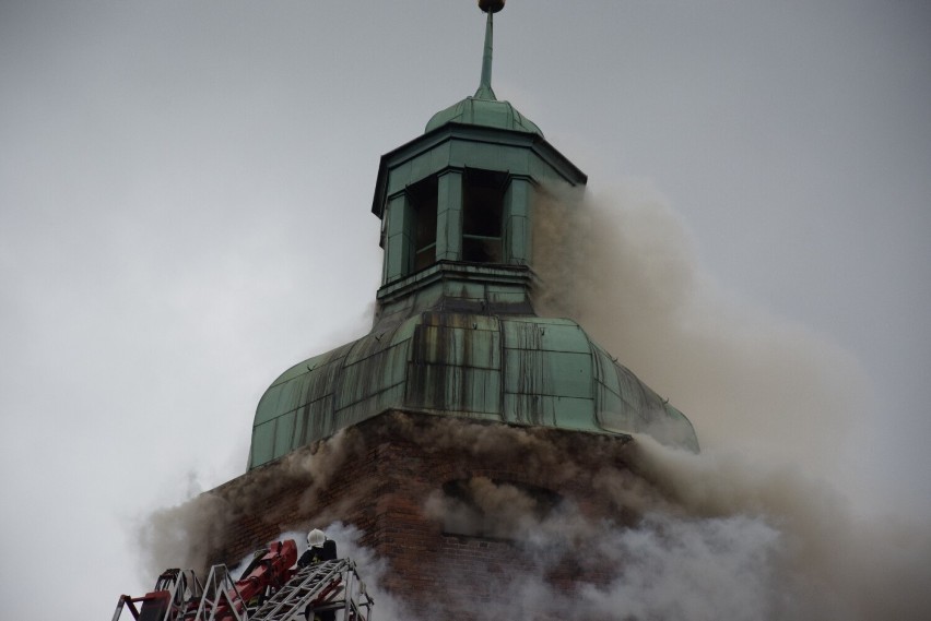 Strażacka akcja gaśnicza trwała kilkanaście godzin. W jej...