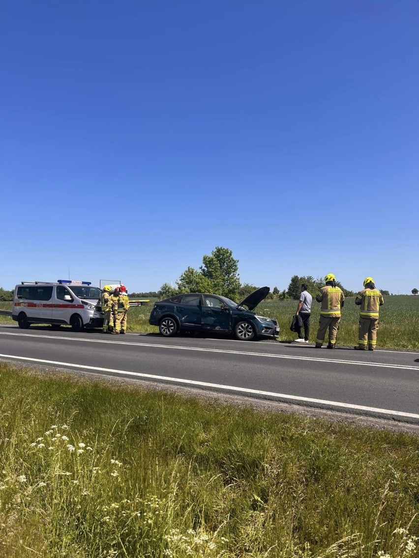 Wypadek na DK15 w Szczytnikach Czerniejewskich. Zderzyły się dwa samochody