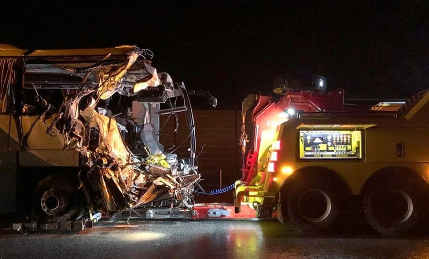 Na autostradzie pod Toruniem autobus wjechał w stojące ciężarówki. Jedna osoba zginęła, sześć zostało rannych [zdjęcia, wideo]