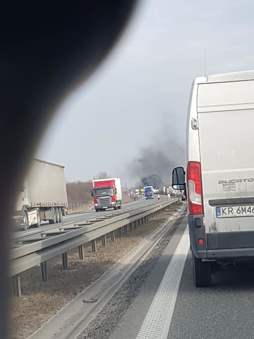 Pożar samochodu na A4. Duże utrudnienia na autostradowej obwodnicy Krakowa