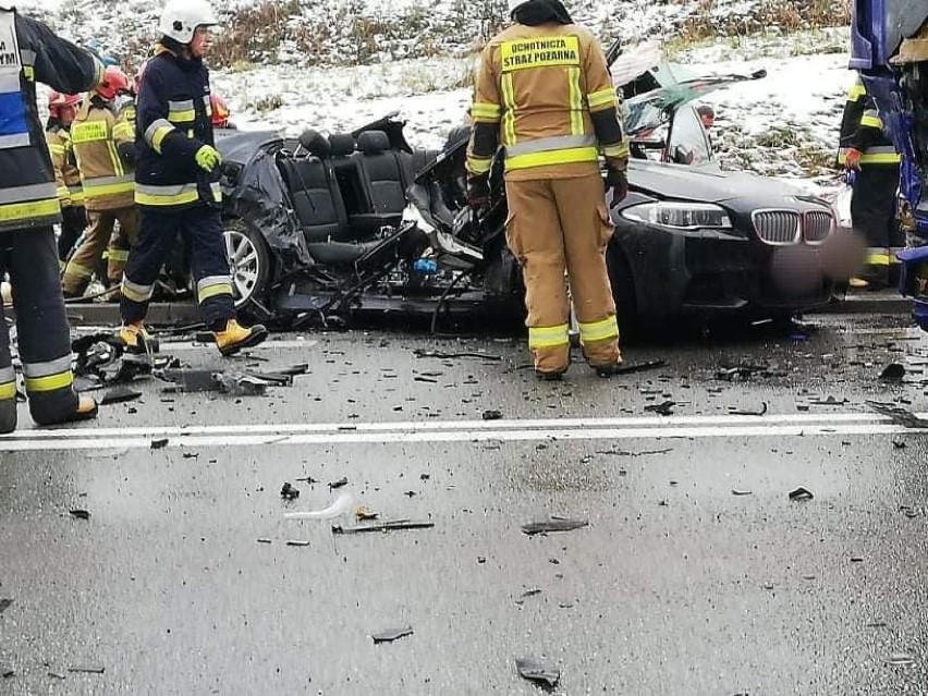 Śmiertelny wypadek Tęgoborze. Na krajówce zderzyła się ciężarówka z samochodem osobowym. Nie żyje jedna osoba, trwa walka o życie drugiej