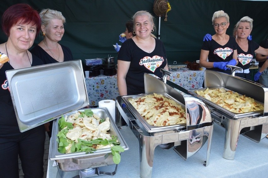 „Jastkowianki” z Jastkowic z michami pełnymi pierogów,...