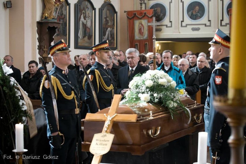 Pogrzeb senatora Wiesława Kiliana w rodzinnej wsi Ożary [ZDJĘCIA]