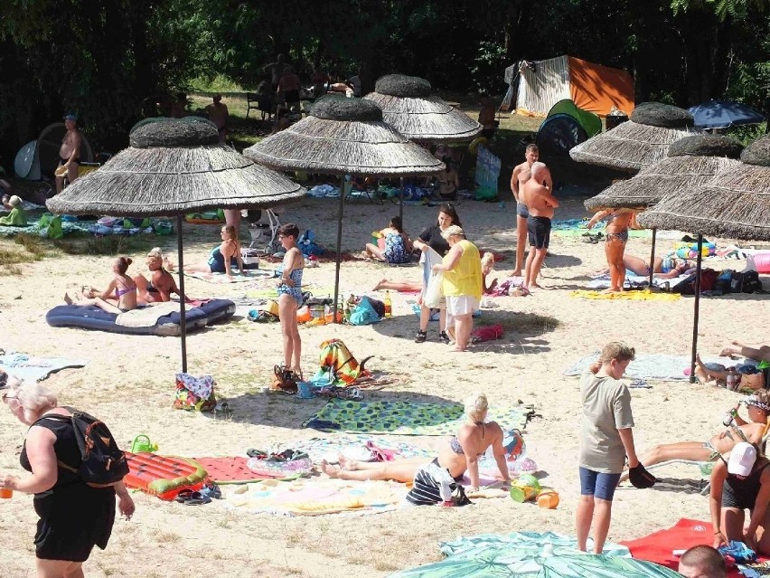     Znów tłumy na kąpielisku Piachy w Starachowicach. Dużo ludzi na letnich basenach [ZDJĘCIA]