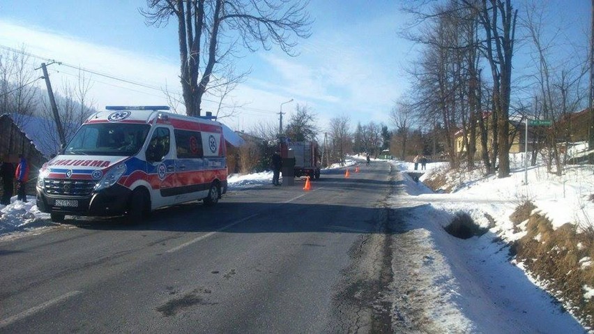 Las: Zderzyły się dwa samochody. Jedna osoba trafiła do szpitala [ZDJĘCIA]