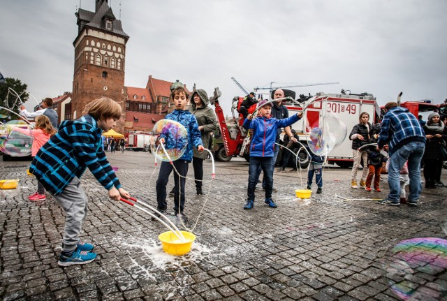 Właśnie rozpoczyna się kolejny wakacyjny weekend. Tym razem pogoda sprzyja mieszkańcom Kujaw i Pomorza i zachęca do aktywnego spędzenia wolnego czasu. Prezentujemy ciekawe miejsca w regionie, które warto odwiedzić w najbliższych dniach.


FLESZ - letnie upały, jak reagować w razie udaru słonecznego?

