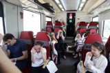 Śpiewali w pociągu Legnica - Wrocław [ZDJĘCIA]