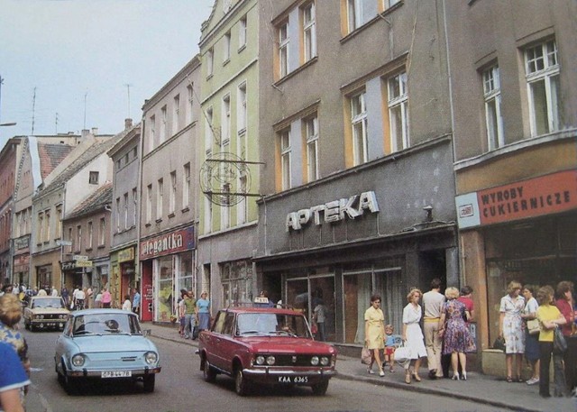 Tak prezentowała się ulica Sobieskiego w latach 80-tych. Zdjęcie zostało wykonane prawdopodobnie w roku 1984.