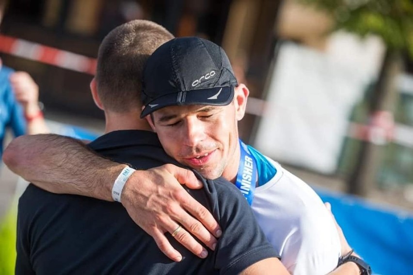 Niesamowite wyzwanie triatlonisty pochodzącego z Torunia. Adrian Kostera walczy o rekord świata w pięciokrotnym Ironmanie