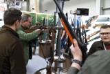 Z roku na rok w Małopolsce coraz więcej osób stara się o pozwolenie na broń