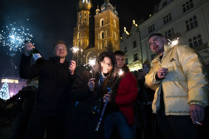 Tak Kraków witał 2024 rok na Rynku Głównym. Tłumy, sztuczne ognie i... zaręczyny! ZDJĘCIA